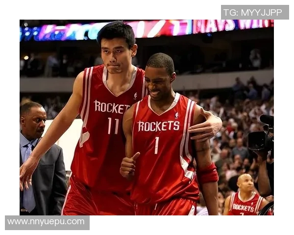 姚明连环盖帽展现篮球巨星风采引发全场热烈欢呼与赞叹