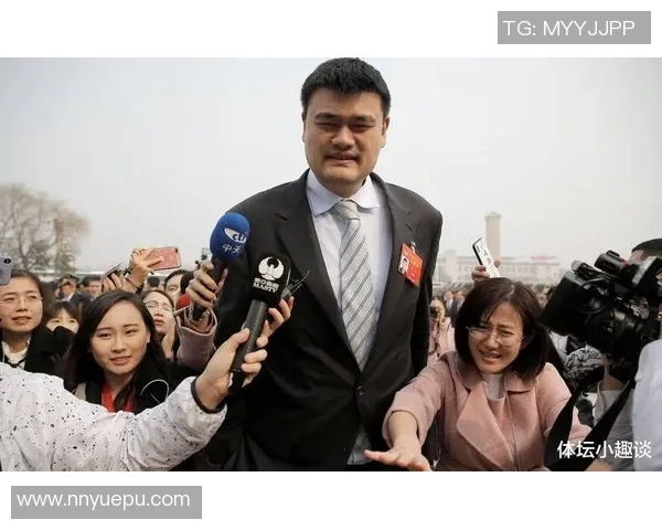 姚明上篮协助青少年篮球发展助力中国篮球未来腾飞