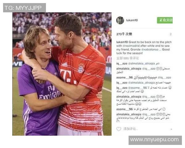 美女与足球明星亲密合影展现运动与魅力的完美结合