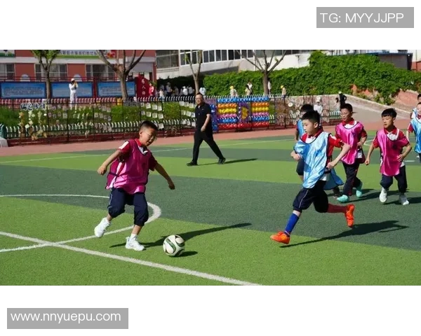 足球明星与儿童的温馨瞬间展现梦想与激情的完美结合