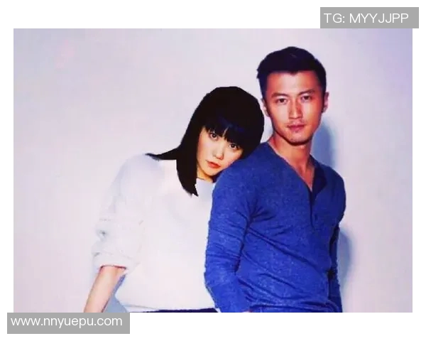 谢霆锋与足球明星亲密合影展现运动激情与友谊的精彩瞬间