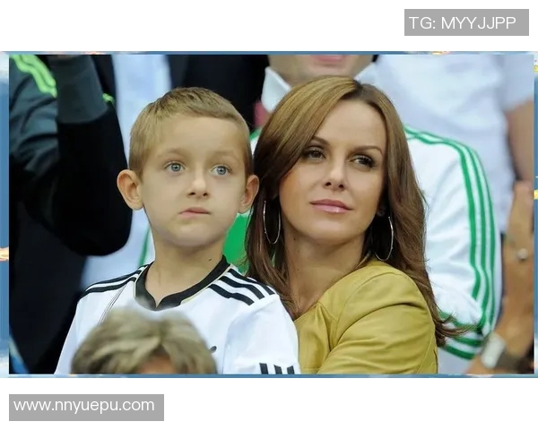 足球明星球场穿搭风格解析时尚与运动的完美结合